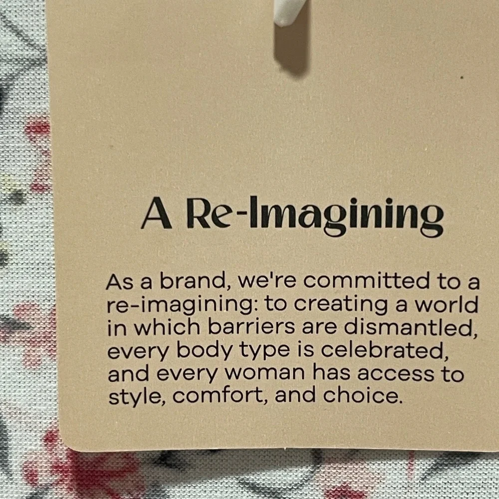 Bloomchic Woomen's 22/24 V-Neck T-Shirt with Lace Details White with Pink Floral - Picture 10 of 16